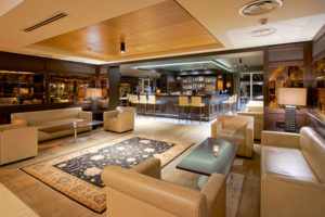 barbereich in der lobby im essbereich im restaraunt ana hotel sport brasov
