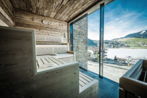sauna mit ausblick im armona medical hotel in thiersee