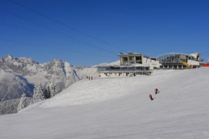 bergstation und restaurant im skigebiet rosshuette in seefeld