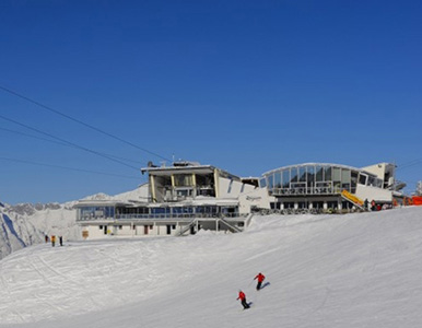 bergstation und restaurant im skigebiet rosshuette in seefeld